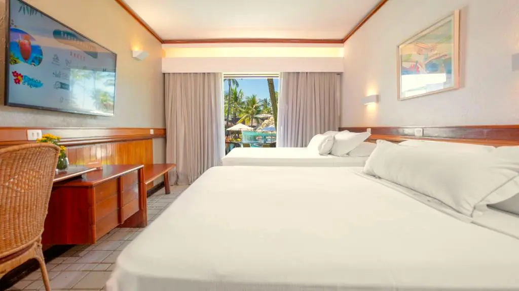 Apartamento Classic com duas camas e janela voltada para a área da piscina