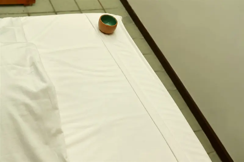 Massagem relaxante nas costas sobre maca do spa