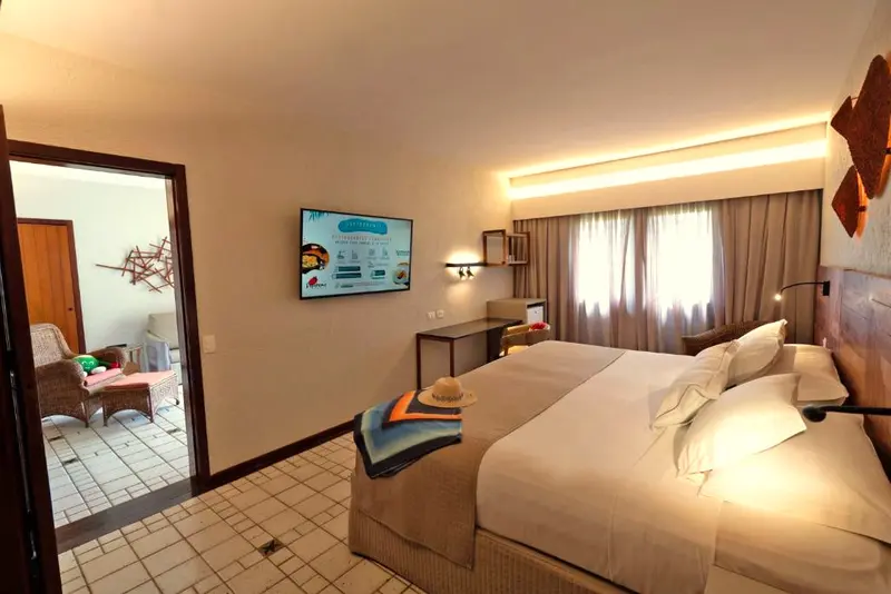 Quarto do casal da Suíte, com cama de casal, TV e porta para a sala