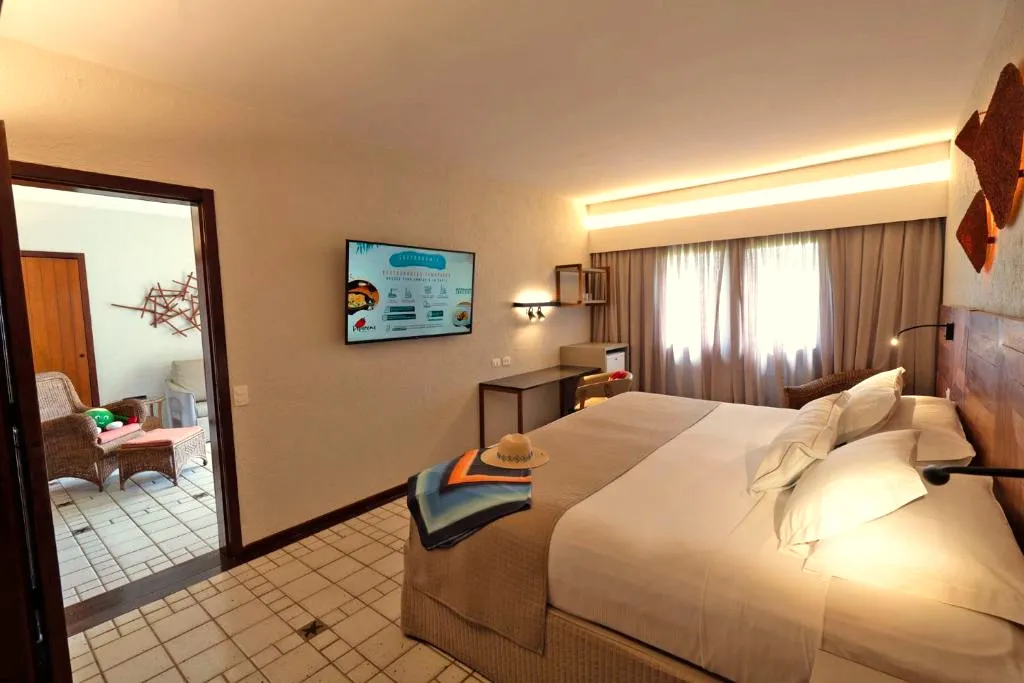 Quarto do casal da Suíte, com cama de casal, TV e porta para a sala