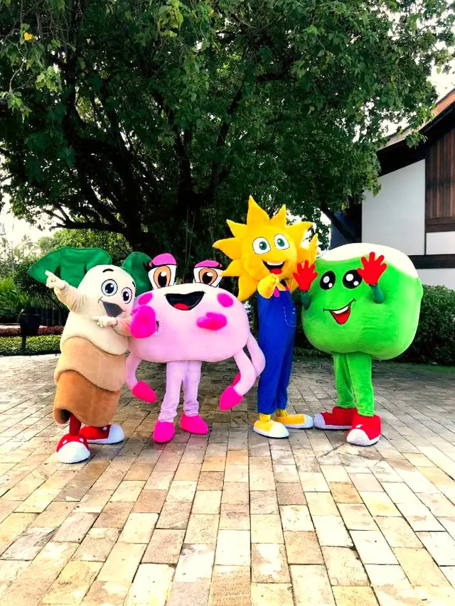 Os mascotes da Turma do Summy reunidos no jardim do resort