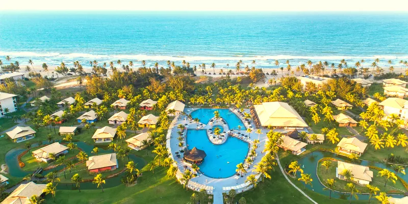 Vista aérea do Vila Galé Cumbuco, com os chalés, a piscina e o mar